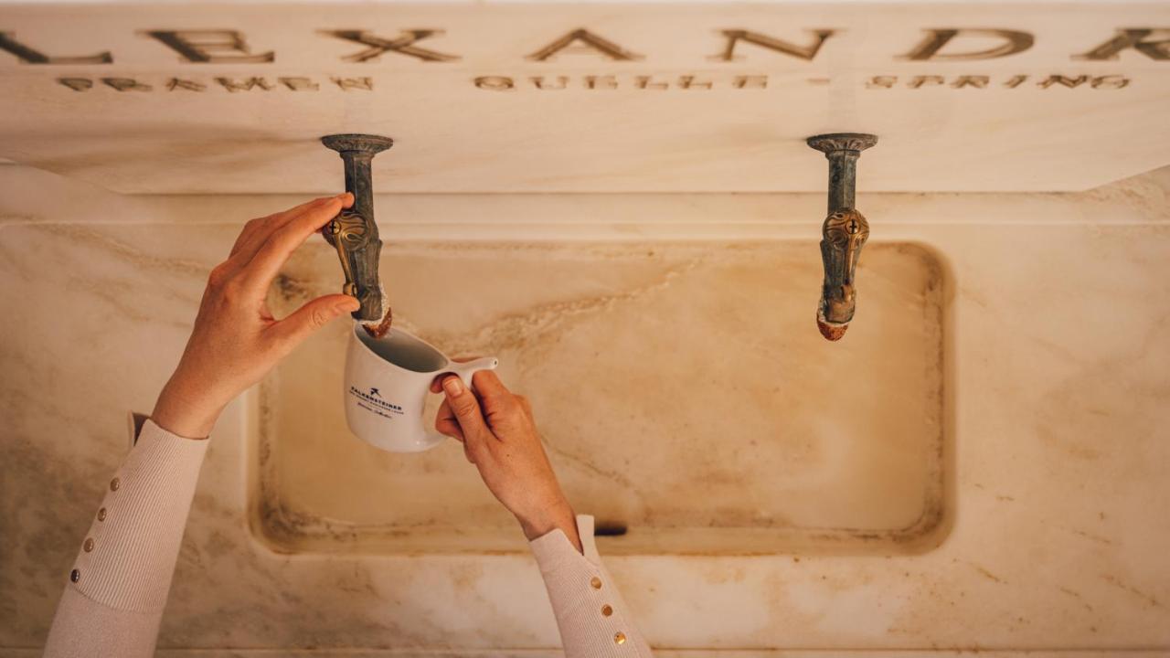 Falkensteiner Spa Resort Mariánské Lázně Εξωτερικό φωτογραφία A woman washing her hands in the mikveh